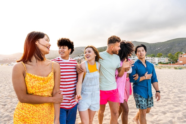 Vrienden staan op het strand.