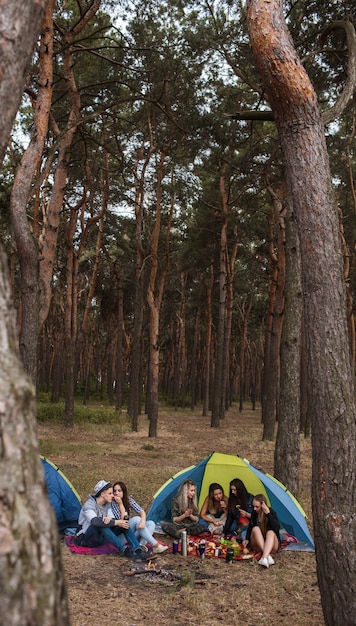 Vrienden toeristengroep ontspanning bos concept. Samen tijd doorbrengen. Eenheid met de natuur.