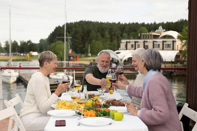 Vrienden van middelbare leeftijd die plezier hebben op foodfestival