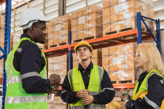 Vrienden van personeelsmedewerkers ontspannen, genieten van praten samen, werken in de goederenvoorraad van de magazijninventaris