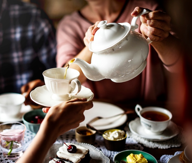 Foto vrienden verzamelen samen op tea party eten gebak plezier geluk