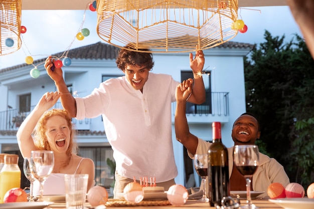 Vrienden vieren feest bij het zwembad