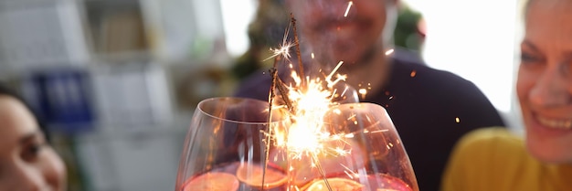 Vrienden vieren feest met cocktails en sterretjes