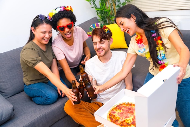 Foto vrienden vieren hun verjaardag met pizza en bier.