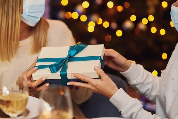 Vrienden vieren kerstfeest met masker. Hoge kwaliteit foto