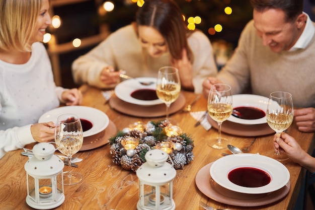 Vrienden vieren kerstfeest met wijn. Hoge kwaliteit foto