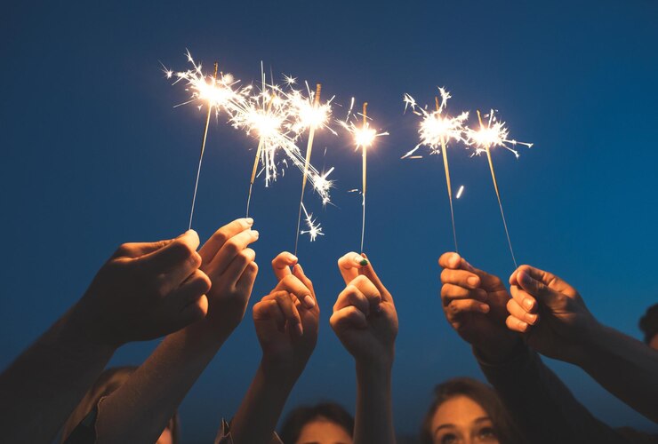 Foto vrienden vieren nieuwjaarsavond met vuurwerk.