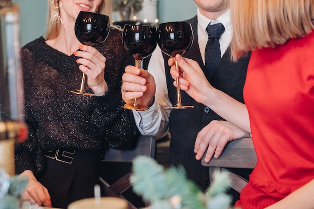 Vrienden vieren thuis Nieuwjaar