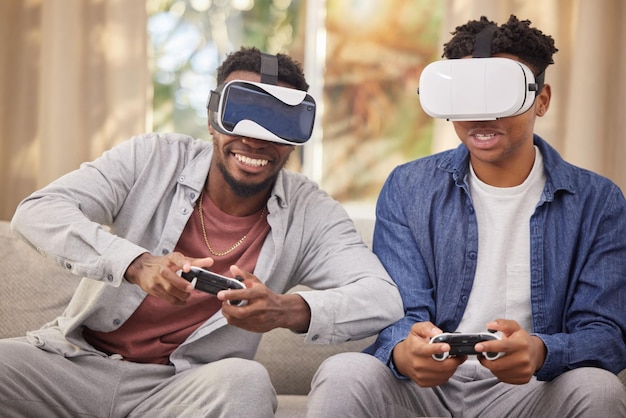 Vrienden virtuele realiteit videospel en uitdaging metaverse en futuristische gaming thuis met esports Concurrentie VR bril en digitale wereld mannen in de woonkamer met 3D-games en technologie