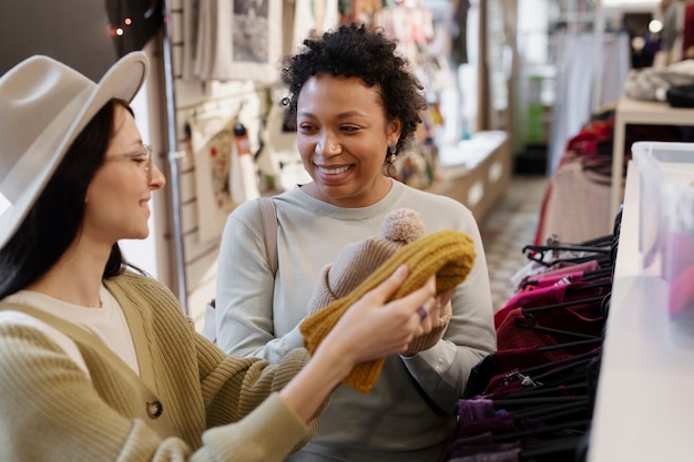 Vrienden winkelen in tweedehands markt