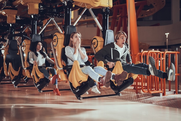 Vrienden zijn geschokt door de snelheid van de carrousel.