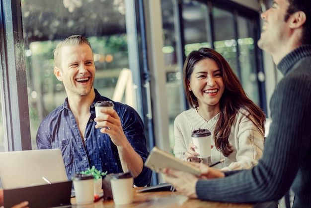 Vrienden zitten aan tafel in een café.