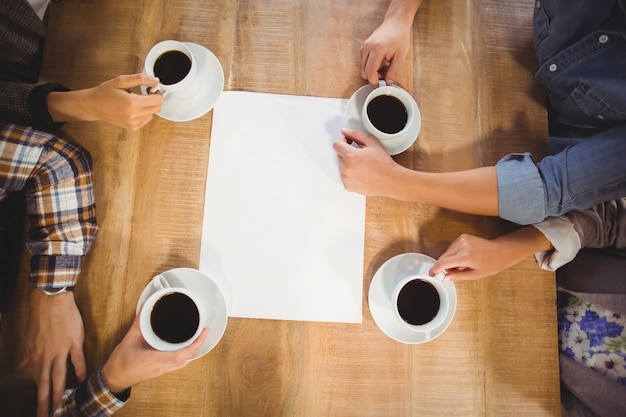 Vrienden zitten en koffie drinken