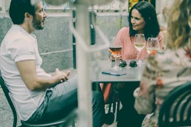 Vrienden zitten in een restaurant buiten.