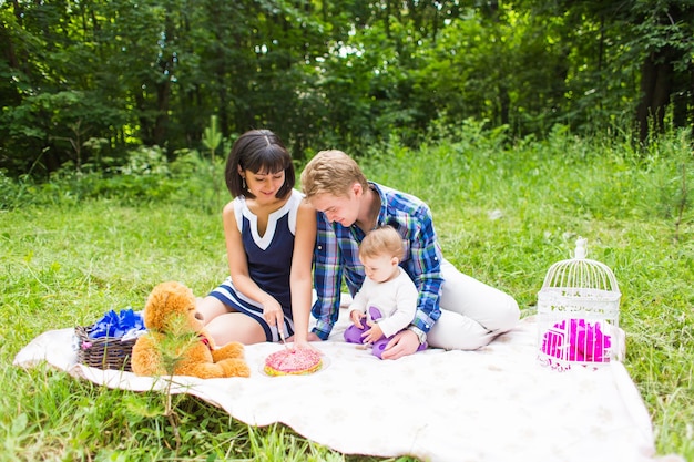 Foto vrienden zitten op het gras.