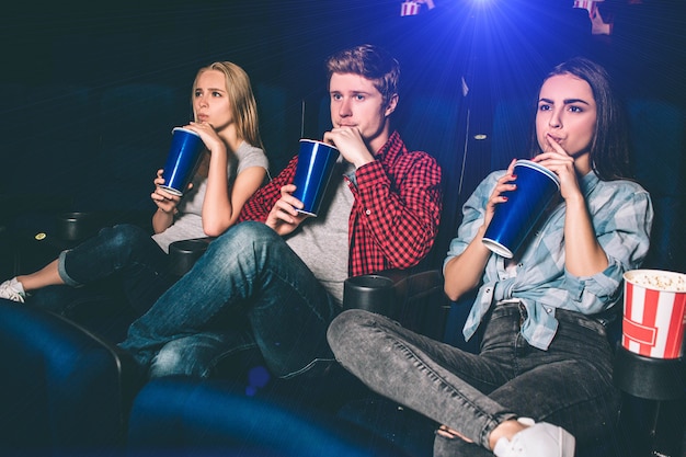 Vrienden zitten samen en drinken tegelijkertijd cola