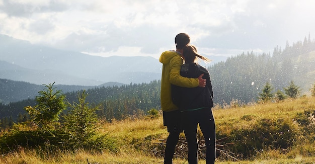 Vriendin met haar vriendje omhelzen elkaar Majestueuze Karpaten Prachtig landschap van ongerepte natuur