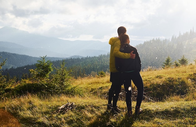 Vriendin met haar vriendje omhelzen elkaar Majestueuze Karpaten Prachtig landschap van ongerepte natuur