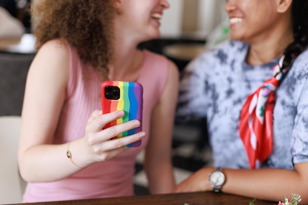 Vriendinnen Mooie multiraciale vriendinnen die selfie maken met smartphone Lifestyle selfie portret van twee jonge positieve vrouwen die een foto van zichzelf maken