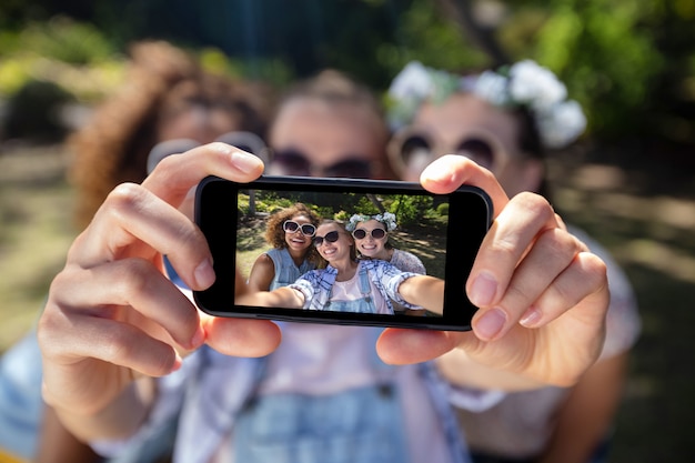 Vriendinnen nemen selfie met mobiele telefoon