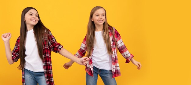 Vriendinnen portret van kinderen vrienden uiten positieve emoties vriendschap vrolijke kinderen