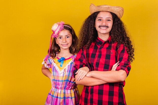 Vriendinnen verkleed voor Festa Junina Festa Junina kleedt armen over elkaar Festivals in mei, juni en juli