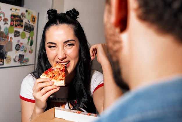 Foto vriendjes eten pizza.