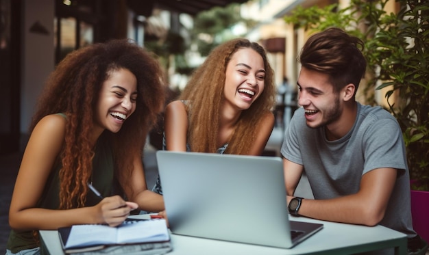 Vriendschap communicatie video levensstijl groep mensen technologie relatie casual laptop praten volwassenen online buiten computer