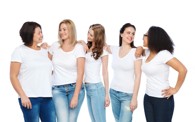 Foto vriendschap, divers, lichaam positief en mensen concept - groep gelukkige vrouwen van verschillende grootte in witte t-shirts knuffelen