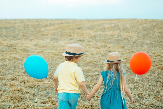 Vriendschap kind concept geluk en plezier kinderen twee kleine kinderen en vrienden spreken op gele f...