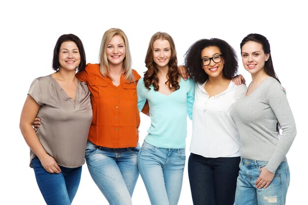 vriendschap, mode, lichaamspositief, divers en mensenconcept - groep gelukkige vrouwen van verschillende grootte in vrijetijdskleding