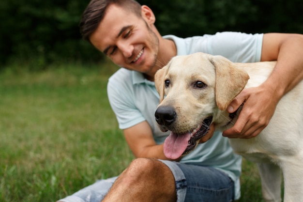 Vriendschap van mens en hond. Portret van gelukkig man met zijn vriend