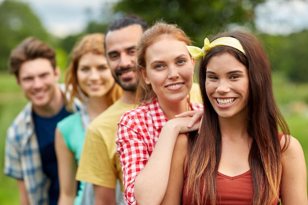 vriendschap, vrije tijd, zomer en mensen concept - groep lachende vrienden buitenshuis