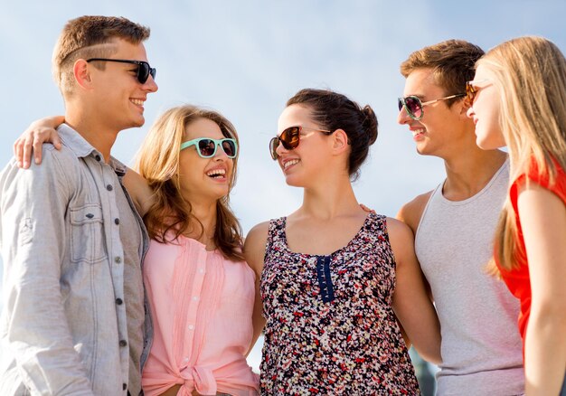 vriendschap, vrije tijd, zomer en mensen concept - groep lachende vrienden in de stad