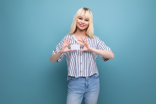 Vriendschappelijke glimlachende blonde jonge vrouwelijke volwassene in blouse geïsoleerde achtergrond