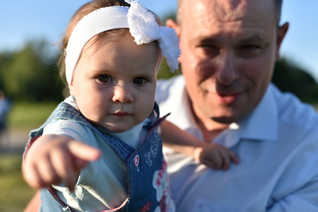 Foto vriendschappelijke jonge familie met kinderen die in de zomer in aard rusten