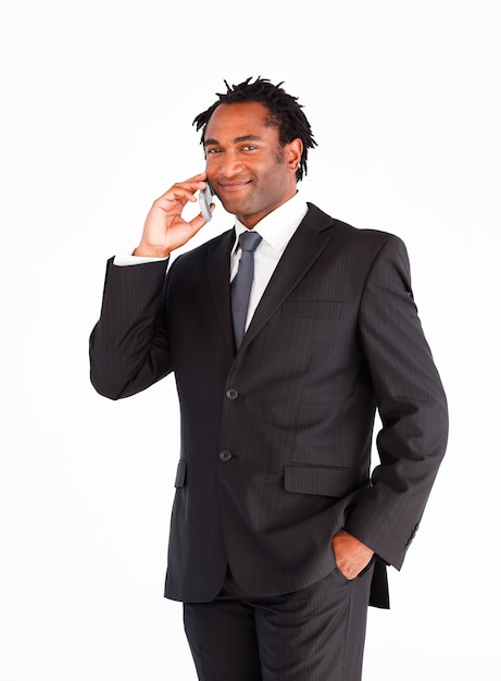 Vriendschappelijke zakenman die op de telefoon spreekt