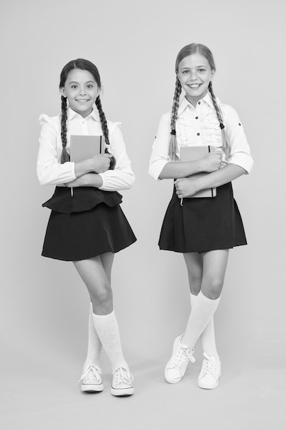 Foto vriendschapsdoelen leuke schoolmeisjes met boeken eerste dag op school het belangrijkste dat je op school leert, is zelfvertrouwen en vriendschap kinderen beste vrienden klasgenoten schoolvriendschap