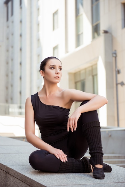 Vrij aantrekkelijke ballerina in een zwarte bodysuit