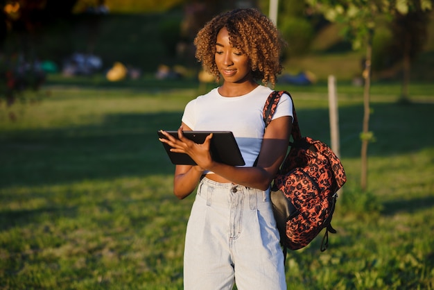 Vrij Afrikaanse Amerikaanse dame met tabletcomputer bij park