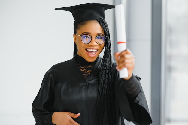Vrij Afrikaanse vrouwelijke afgestudeerde bij afstuderen