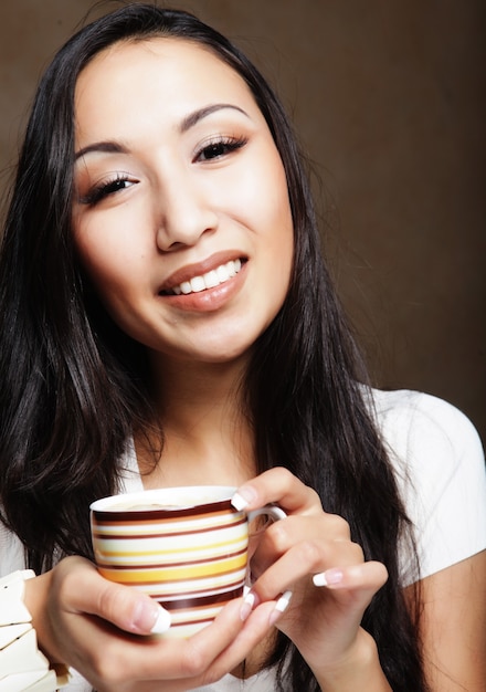 Vrij Aziatische vrouw die koffie drinkt drinking