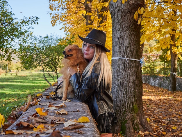 Vrij blond meisje speelt met Pommerse hond