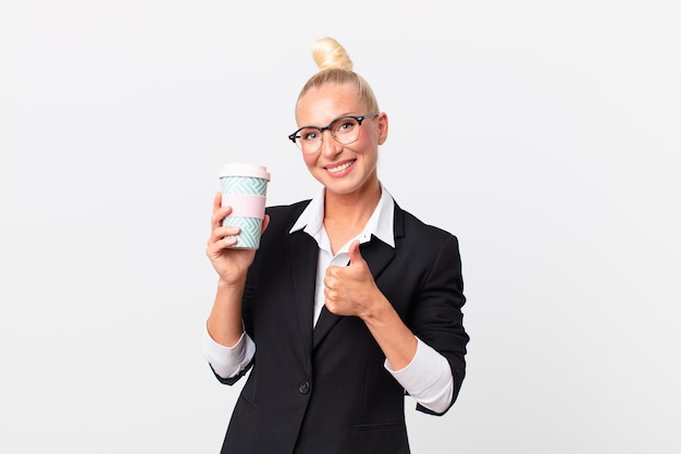 Vrij blonde volwassen zakenvrouw met een afhaalkoffie