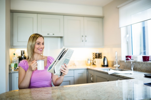 Vrij blonde vrouw die koffie heeft