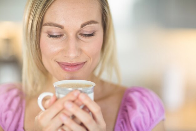 Vrij blonde vrouw die koffie heeft