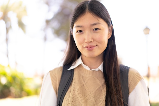 Vrij Chinese vrouw bij in openlucht Portret