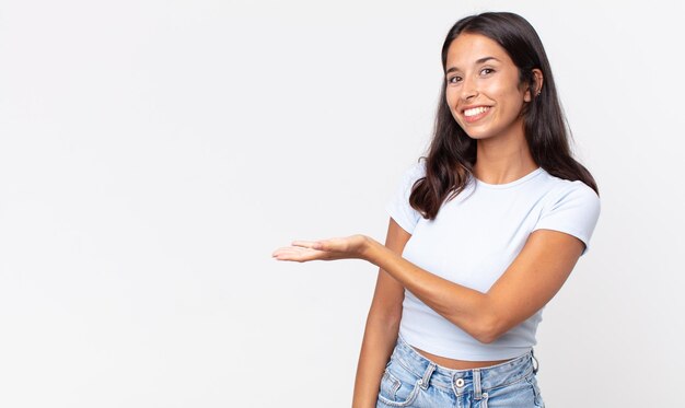 Vrij dunne Spaanse vrouw die vrolijk lacht, zich gelukkig voelt en een concept toont