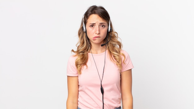 Vrij dunne vrouw die verbaasd en verward kijkt. Operator-assistent met een headset