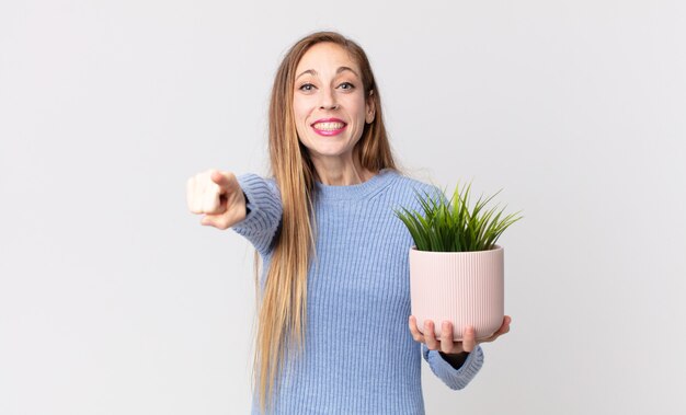 Vrij dunne vrouw met een decoratieve kamerplant